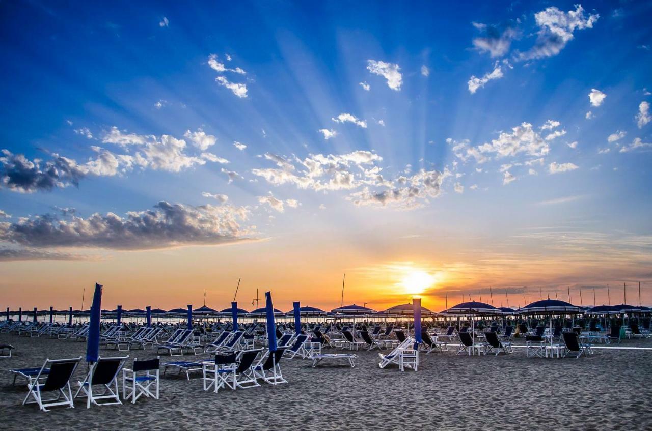Mirabilia Beach Виареджо Екстериор снимка